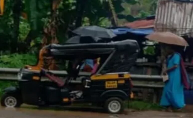 ആയൂരിൽ ഓട്ടോറിക്ഷയും ലോറിയും കൂട്ടിയിടിച്ചു :ആട്ടോ ഡ്രൈവർക്ക് ദാരുണാന്ത്യം