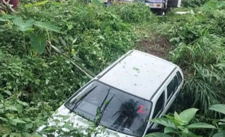 ഇരിട്ടിയിൽ നിയന്ത്രണം വിട്ട കാർ  ബസിൽ തട്ടി വയലിലേക്ക് മറിഞ്ഞു