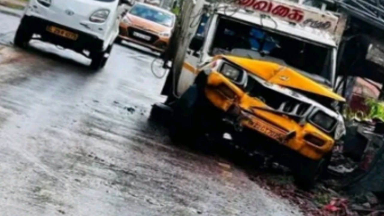 പെണ്ണുക്കരയിൽ പച്ചക്കറികയറ്റിവന്ന ലോറി അപകടത്തിൽപെട്ടു