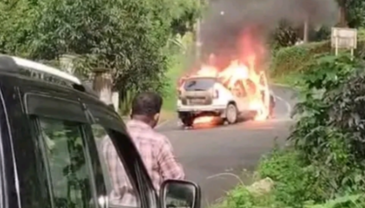 താമരശ്ശേരി ചുരത്തിൽ കാറിന് തീ പിടിച്ചു