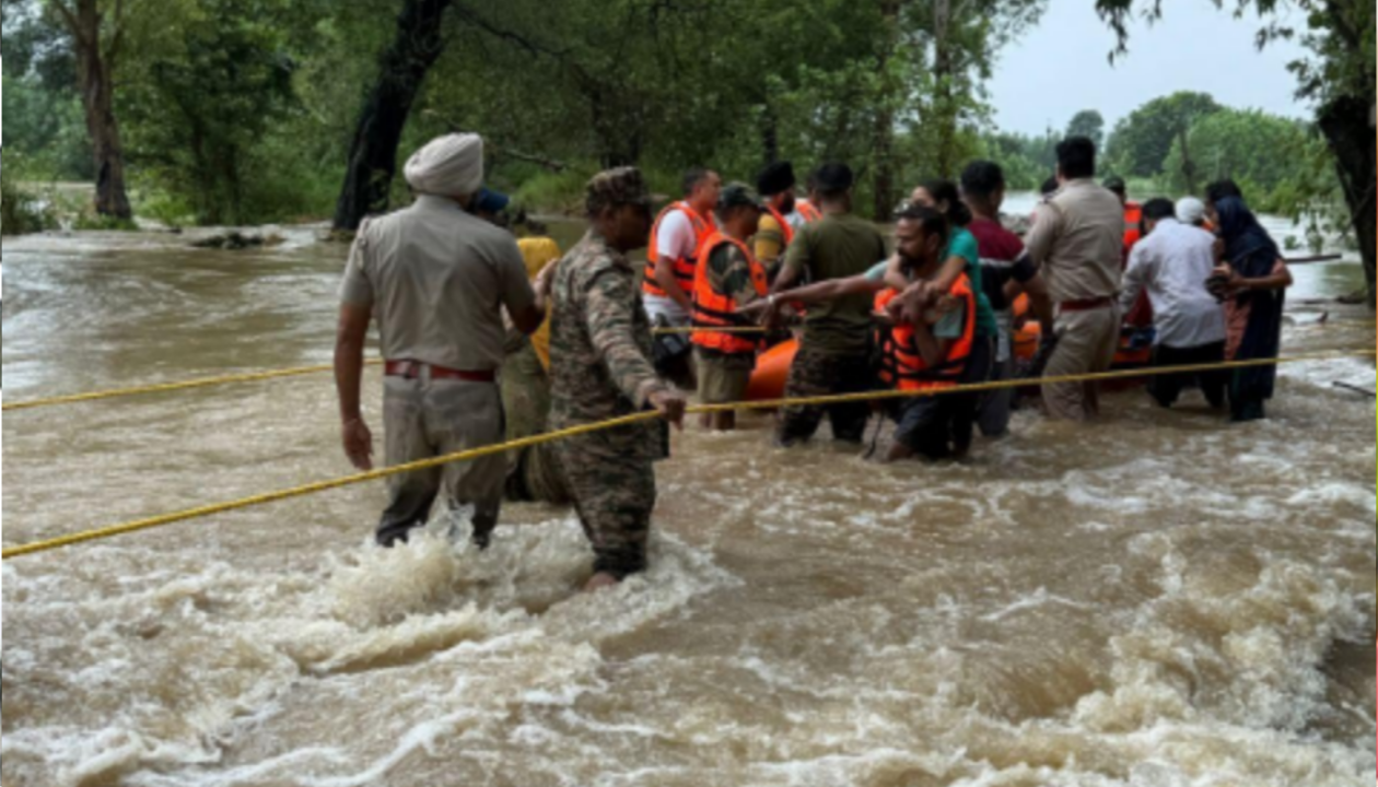 മിന്നൽ പ്രളയം :35ഓളം വീടുകൾ തകർന്നു:ജമ്മുവിൽ മരണം 41:അതിശക്തമായ മഴ തുടരുന്നു