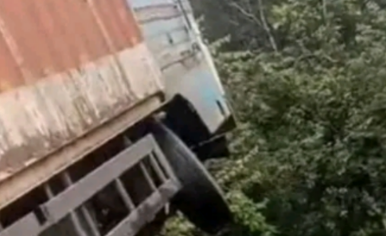 താമരശ്ശേരി ചുരത്തിൽ   കണ്ടെയ്നർ ലോറി അപകടത്തിൽപ്പെട്ടു