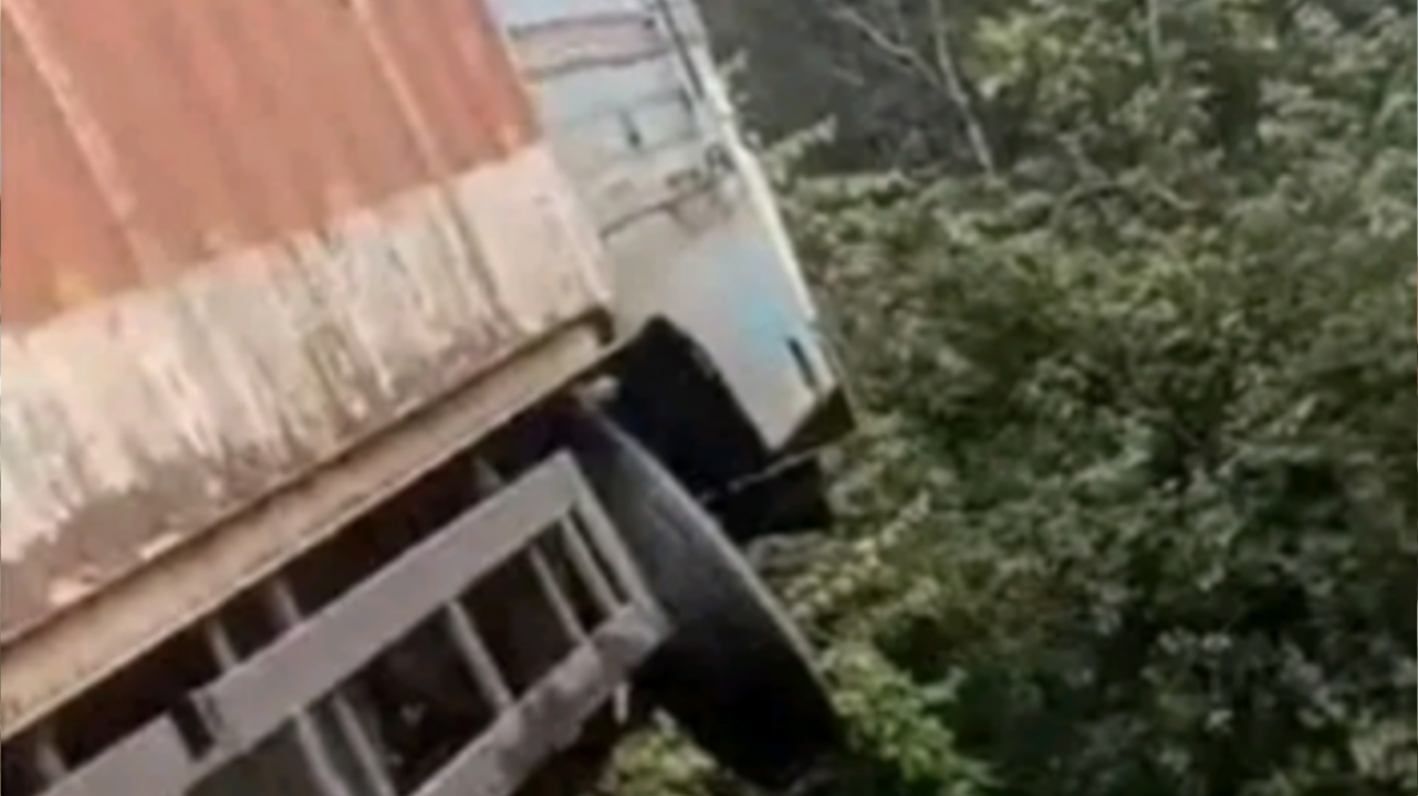 താമരശ്ശേരി ചുരത്തിൽ   കണ്ടെയ്നർ ലോറി അപകടത്തിൽപ്പെട്ടു