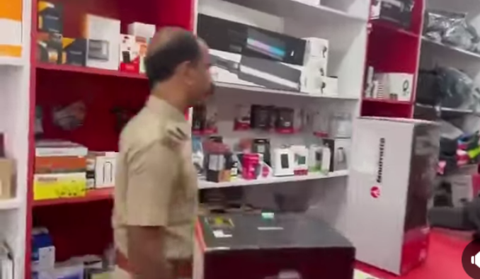 കായംകുളത്ത് ക്യാമറ-ആക്സസറീസ് ഷോറൂമിൽ വൻ മോഷണം :10 ലക്ഷം വില വരുന്ന ഉപകരണങ്ങൾ നഷ്പ്പെട്ടു :പോലീസ് അന്വേഷണം ആരംഭിച്ചു.