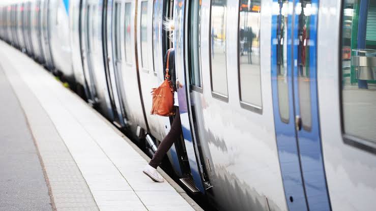 ട്രയിനിൽ ഡോറിന് സമീപം നിന്ന് യാത്ര ചെയ്ത 19 കാരൻ തെറിച്ച് വീണ് മരിച്ചു