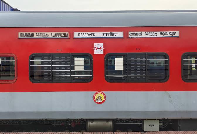 ആലപ്പുഴ ധൻബാദ് എക്സ്പ്രസിൽ പൊട്ടിത്തെറി ശബ്ദം  : പരിഭ്രാന്തരായി യാത്രക്കാർ.