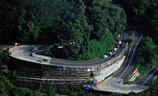 താമരശ്ശേരി ചുരം വഴിയുള്ള ഗതാഗതം പൂര്‍ണമായും നിരോധിച്ചു