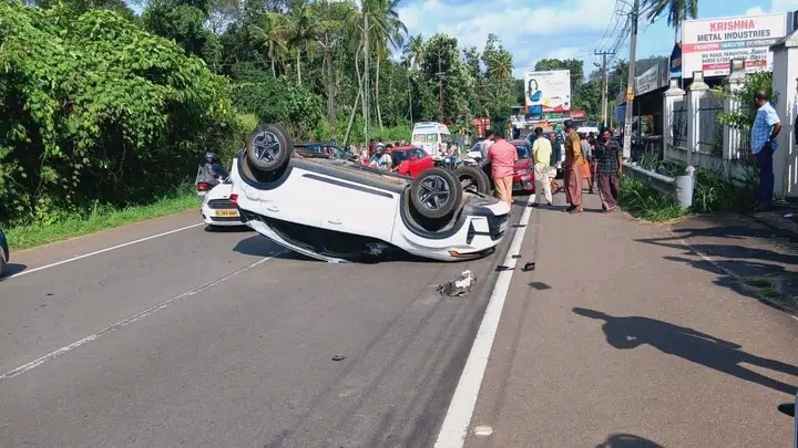 അടൂരിൽ കാറുകൾ കൂട്ടിയിടിച്ച് അപകടം