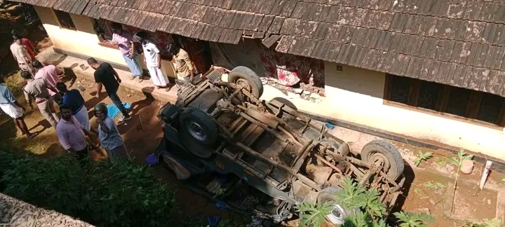 വയനാട്ടിൽ നിയന്ത്രണം വിട്ട ജീപ്പ് വീട്ടു മുറ്റത്തേക്ക് മറിഞ്ഞു: 12പേർക്ക് പരിക്ക്