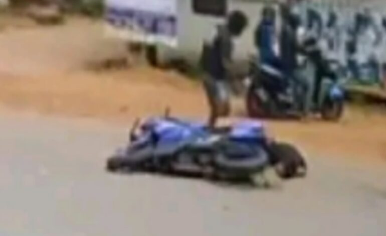 വർക്കലയിൽ ബൈക്കും സ്കൂട്ടറും കൂട്ടിയിടിച്ചു :സ്കൂട്ടര്‍ യാത്രികന് ഗുരുതര പരിക്ക്.