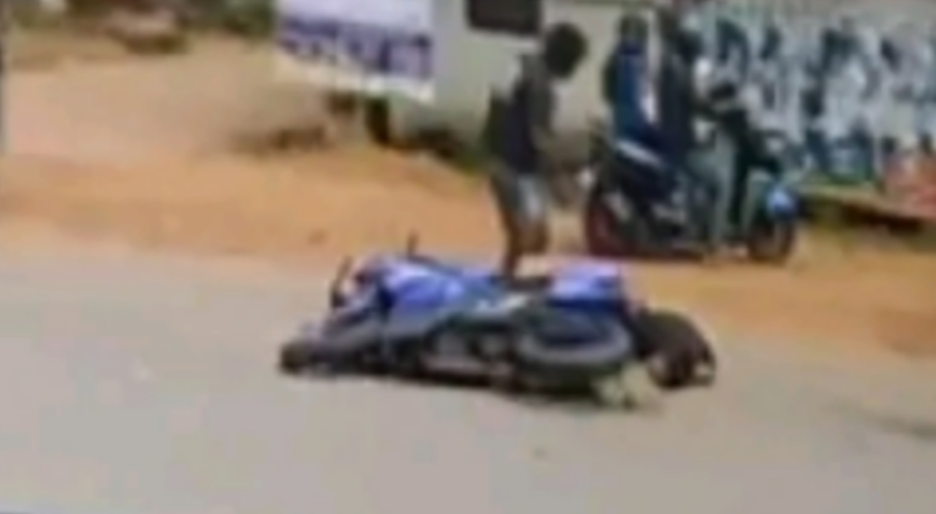 വർക്കലയിൽ ബൈക്കും സ്കൂട്ടറും കൂട്ടിയിടിച്ചു :സ്കൂട്ടര്‍ യാത്രികന് ഗുരുതര പരിക്ക്.