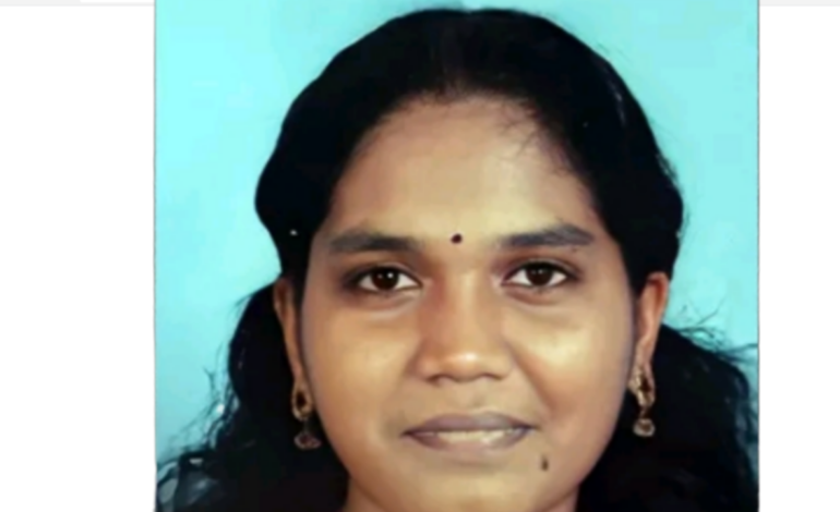 കൊല്ലത്ത് വാഹനാപകടം :സഹകരണ ബാങ്ക് ജീവനക്കാരിക്ക് ദാരുണന്ത്യം