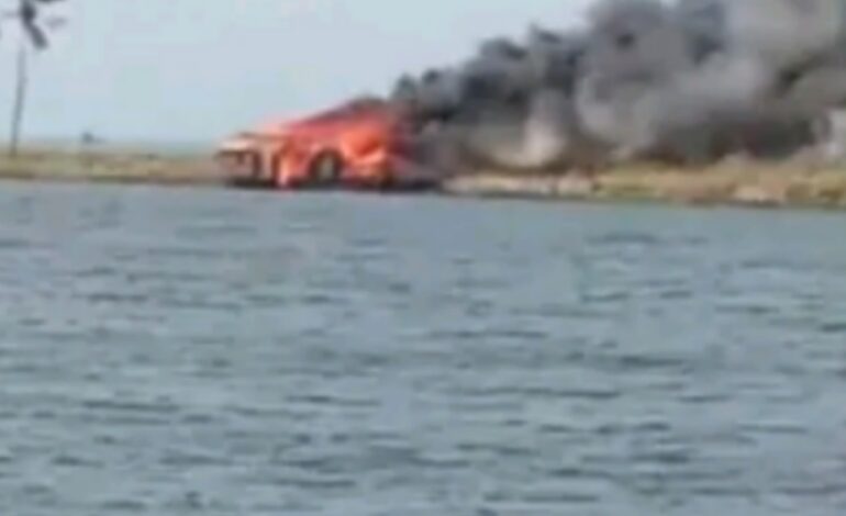 ആലപ്പുഴയിൽ ഹൗസ് ബോട്ടിന് തീപിടിച്ചു