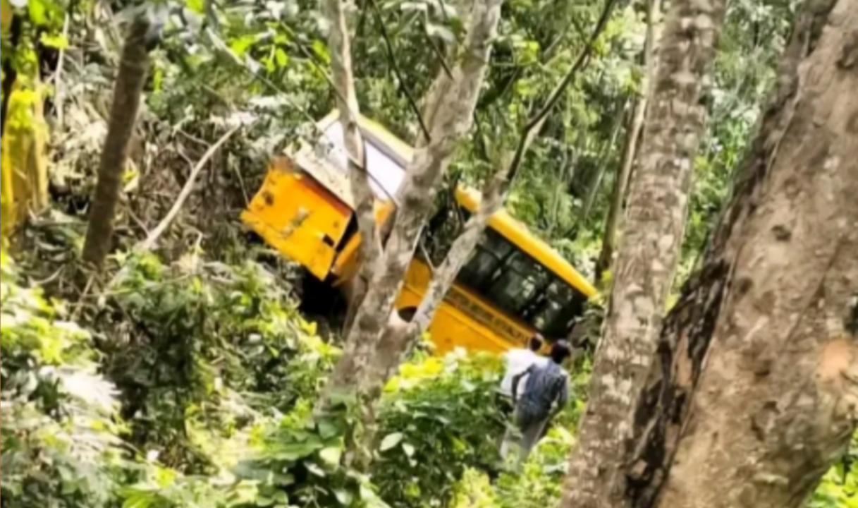 നിലമേൽ സ്കൂൾബസ് മറിഞ്ഞു :ഡ്രൈവർ അടക്കം 24 പേർക്ക് പരുക്ക്