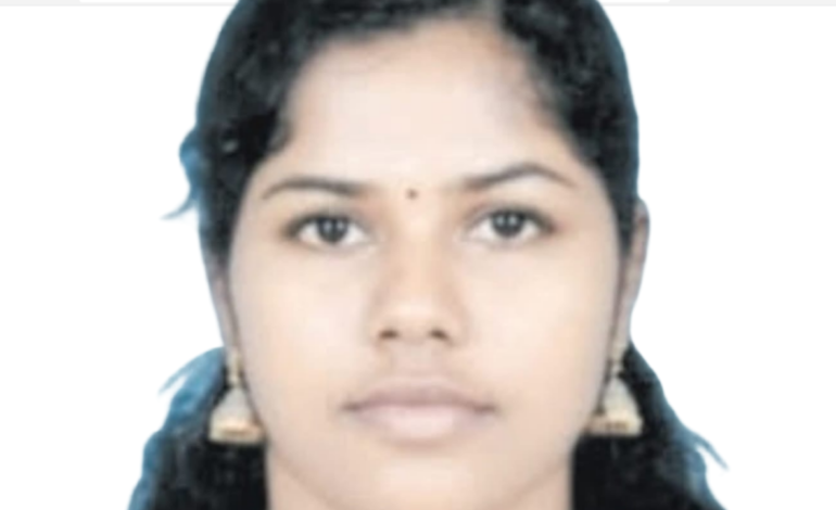 കരുനാഗപ്പള്ളിയിൽ ​ഡാറ്റ എൻ​ട്രി ഓ​പ്പ​റേ​റ്റർ  കൈ ഞ​ര​മ്പ് മു​റി​ച്ച ശേ​ഷം വീ​ടി​നു​ള്ളിൽ തൂ​ങ്ങി മ​രി​ച്ച നി​ല​യിൽ