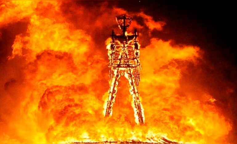 പൊന്നാനിയിൽ വീടിനുള്ളിൽ യുവാവ് പെട്രോൾ ഒഴിച്ച് സ്വയം തീ കൊളുത്തിയ നിലയിൽ