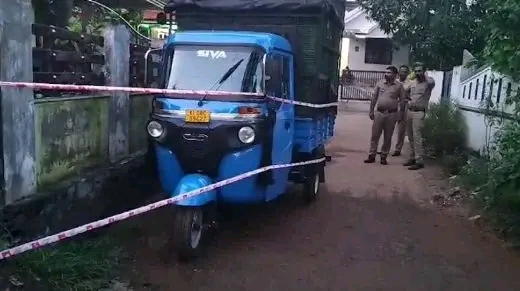 പെട്ടി ഓട്ടാറിക്ഷ മാറ്റാനാവശ്യപ്പെട്ട് വാക്കു തർക്കം:ത്രിശൂരിൽ  നാല് പേർക്ക് വെട്ടേറ്റു