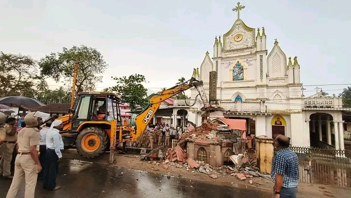 ദേശീയപാത വികസനം :ആലപ്പുഴയിൽ ചേപ്പാട് പള്ളിയുടെ കുരിശടിയും മതിലും പൊളിച്ചു; സ്ഥലത്ത്  സംഘർഷാവസ്ഥ