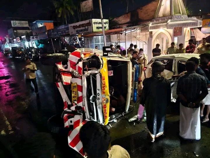 ചാരുംമൂട് ആബുലൻസും കാറുംകൂട്ടിയിടിച്ചു