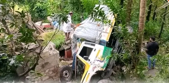 വാഗമണ്ണിൽ പിക്കപ്പ് ജീപ്പ് 50 അടി താഴ്ചയിലേക്ക് മറിഞ്ഞു:രണ്ടുപേർക്ക് പരുക്ക്