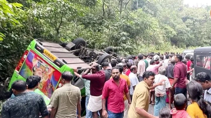 അടിമാലിയിൽ വിനോദ സഞ്ചാരികൾ സഞ്ചരിച്ചമിനി ബസ് മറിഞ്ഞ് അപകടം: നിരവധി പേർക്ക് പരിക്ക്