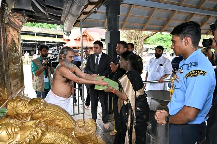ശബരിമലയിൽ ദർശനം നടത്തി രാഷ്ട്രപതി ദ്രൗപദി മുർമു