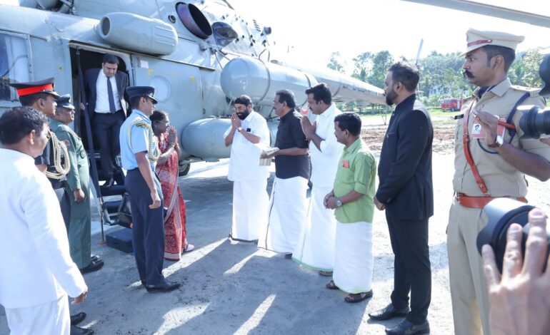 രാഷ്ട്രപതി ദ്രൗപദി മുര്‍മുവിന് പ്രമാടം രാജീവ് ഗാന്ധി ഇൻഡോർ സ്റ്റേഡിയം ഗ്രൗണ്ടിൽ സ്വീകരണം നൽകി