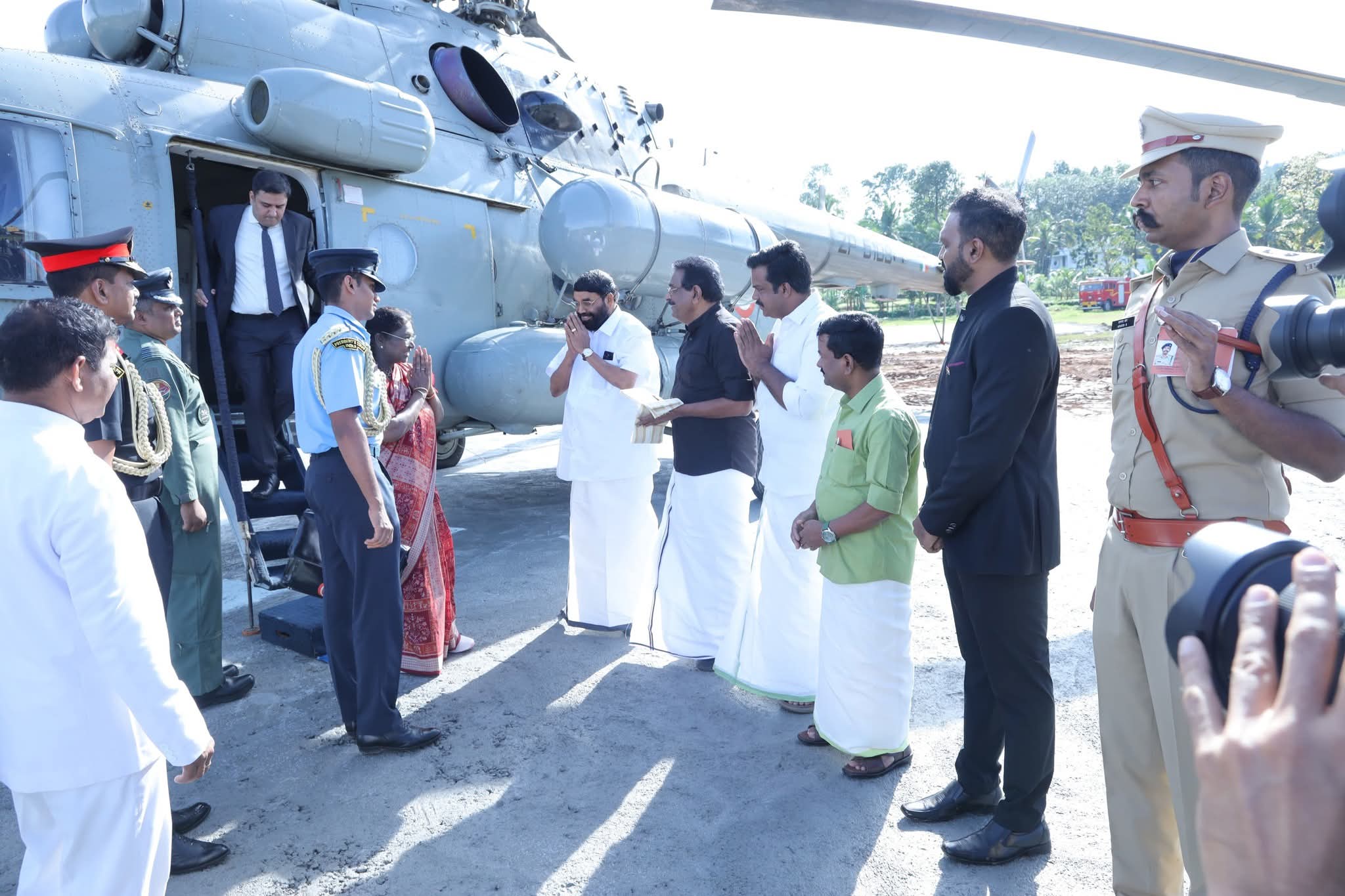 രാഷ്ട്രപതി ദ്രൗപദി മുര്‍മുവിന് പ്രമാടം രാജീവ് ഗാന്ധി ഇൻഡോർ സ്റ്റേഡിയം ഗ്രൗണ്ടിൽ സ്വീകരണം നൽകി