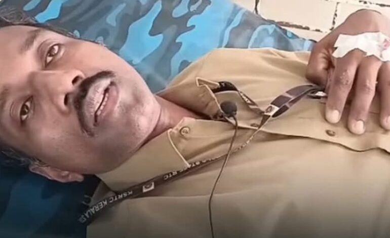 പ്ലാസ്റ്റിക് കുപ്പി ബസിൽ കൂട്ടി ഇട്ടിരുന്നതിന് സ്ഥലം മാറ്റിയ കെ.എസ് ആർ ടി സി ഡ്രൈവർ ബസ് ഓടിച്ചു കൊണ്ടിരിക്കെ കുഴഞ്ഞ് വീണു