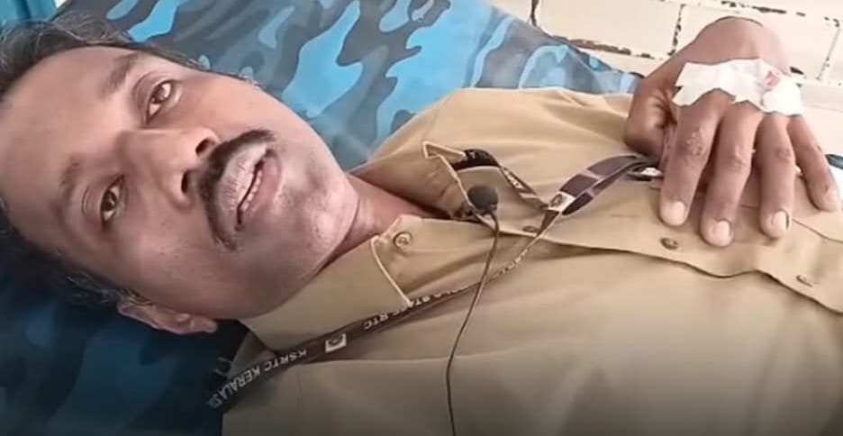 പ്ലാസ്റ്റിക് കുപ്പി ബസിൽ കൂട്ടി ഇട്ടിരുന്നതിന് സ്ഥലം മാറ്റിയ കെ.എസ് ആർ ടി സി ഡ്രൈവർ ബസ് ഓടിച്ചു കൊണ്ടിരിക്കെ കുഴഞ്ഞ് വീണു