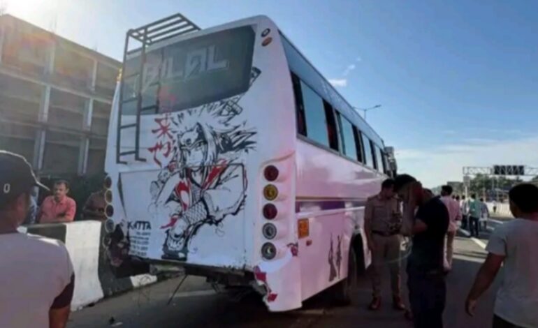 നിർത്തിയിട്ട ടൂറിസ്റ്റ്ബസ്സിൻ്റെ പിറകിൽ കാറിടിച്ചു: മൂന്ന് കുട്ടികൾ ഉൾപ്പെടെ 8 പേർക്ക് പരുക്ക്