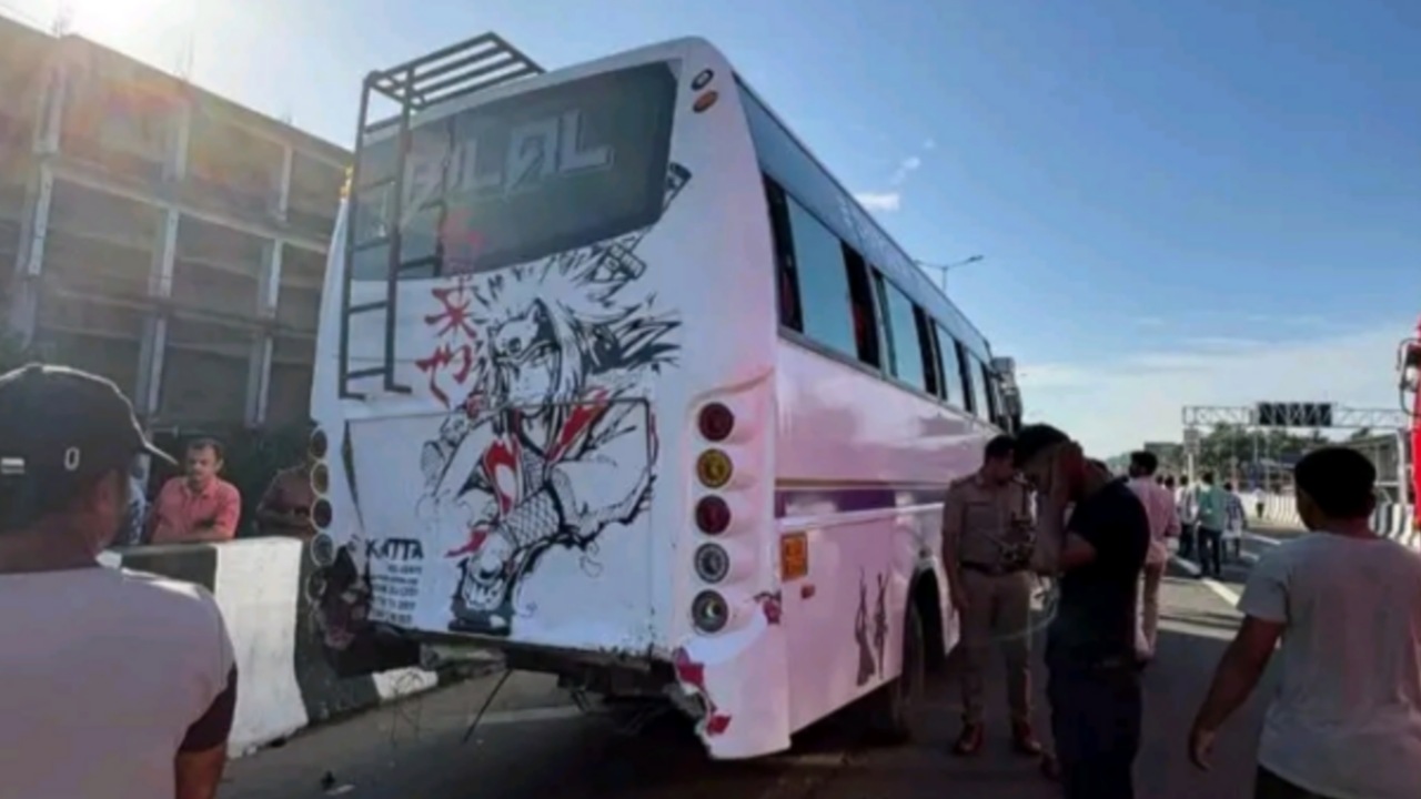 നിർത്തിയിട്ട ടൂറിസ്റ്റ്ബസ്സിൻ്റെ പിറകിൽ കാറിടിച്ചു: മൂന്ന് കുട്ടികൾ ഉൾപ്പെടെ 8 പേർക്ക് പരുക്ക്