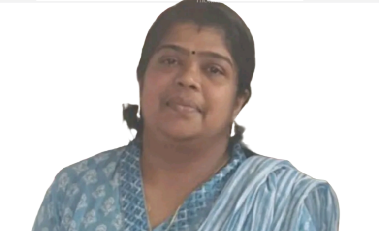 കൊല്ലത്ത് കാറിൽ ലോറി ഇടിച്ച് യുവതിക്ക് ദാരുണാന്ത്യം :അപകടം നടന്നത് മകനെ ട്യൂഷന് കൊണ്ടുവിടുന്നതിനിടെ