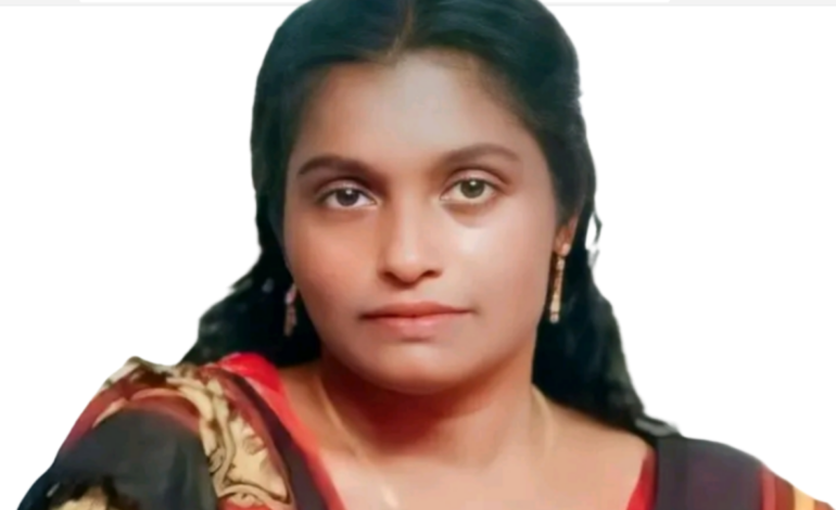 കാർപോർച്ചിൽ നിർത്തിയിട്ടിരുന്ന കാർ പിന്നിലേക്ക് ഉരുണ്ടുനീങ്ങി:യുവതിക്ക് ദാരുണാന്ത്യം