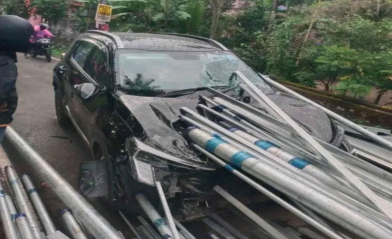 കഴക്കൂട്ടത്ത് ലോറിയിൽ നിന്നും ഇരുമ്പ് പൈപ്പുകൾ വീണ് അപകടം :ഒരാൾക്ക് പരുക്ക്