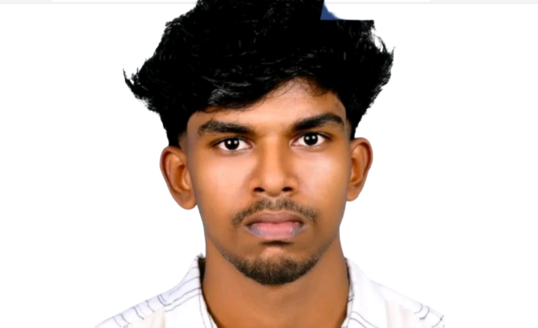 കൊല്ലത്ത് തെരുവ് നായ കുറുകെ ചാടി:  നിയന്ത്രണം വിട്ട ബൈക്ക് മതിലിൽ ഇടിച്ചു യുവാവ് മരിച്ചു:സുഹൃത്തിന് പരുക്ക്