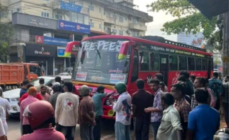 ബസുകൾ തമ്മിലുള്ള മത്സര ഓട്ടം :സ്‌കൂട്ടറിൽ യാത്രക്കാരിയായ സ്ത്രീയുടെ ശരീരത്തിലൂടെ  ബസിന്റെ പിൻചക്രങ്ങൾ കയറിയിറങ്ങി ദാരുണാന്ത്യം