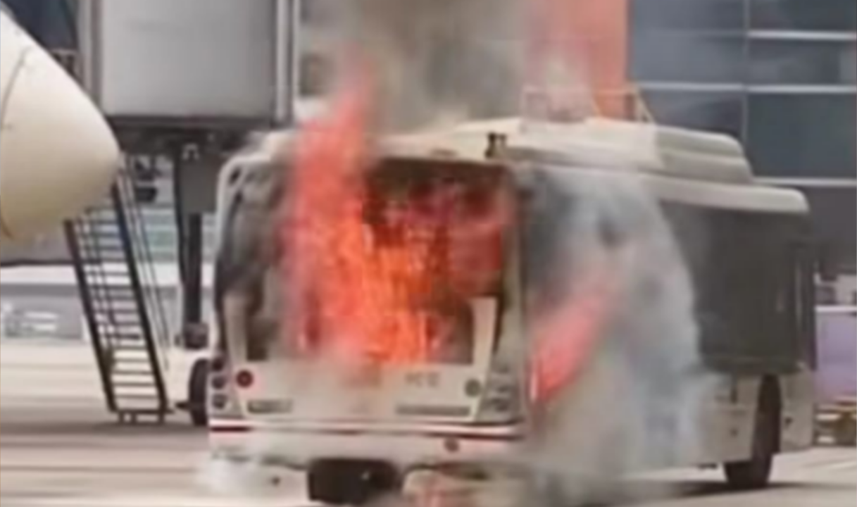 ഡൽഹി ഇന്ദിരാഗാന്ധി വിമാനത്താവളത്തിൽ  എയർ ഇന്ത്യ വിമാനത്തിന് മീറ്ററുകൾ അകലെ  നിർത്തിയിട്ടിരുന്ന ബസിന് തീപിടിച്ചു.