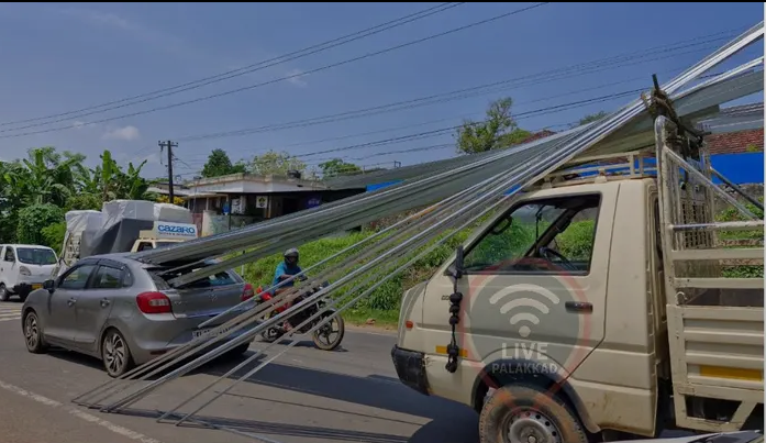 പട്ടാമ്പിയിൽ വാനിൽ കൊണ്ടുവന്ന ഇരുമ്പ് കമ്പികൾ കെട്ടഴിഞ്ഞ്   കാറിലേക്ക് തുളച്ചു കയറി