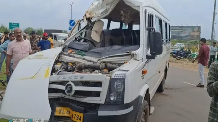 അങ്കമാലിയിൽ വാൻ മറിഞ്ഞു: 20 പേർക്ക് പരുക്ക്