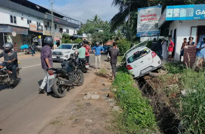 ഉറക്കം പിടിച്ച് ഡ്രൈവ്: പാലാ–തൊടുപുഴ റോഡിൽ കാറാപകടം; ടൈൽ കടയിലേക്ക് ഇടിച്ചുകയറി