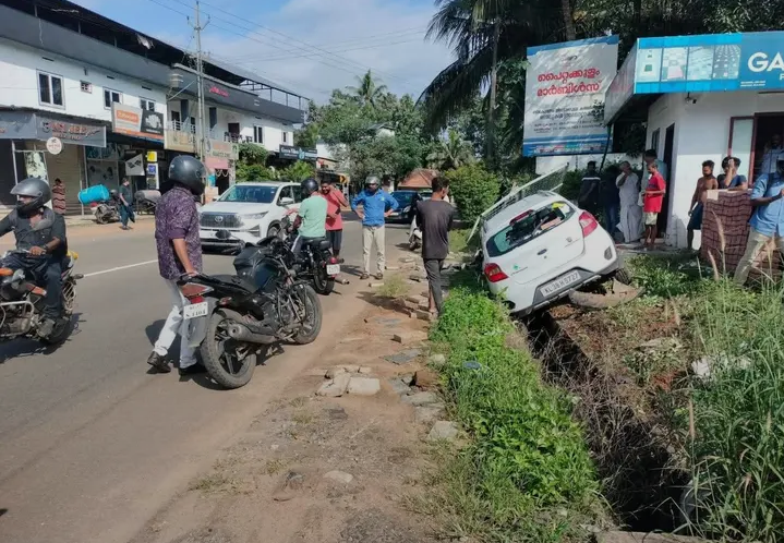 ഉറക്കം പിടിച്ച് ഡ്രൈവ്: പാലാ–തൊടുപുഴ റോഡിൽ കാറാപകടം; ടൈൽ കടയിലേക്ക് ഇടിച്ചുകയറി