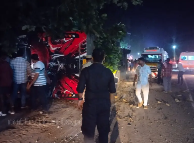 കോട്ടയത്ത്‌ ടൂറിസ്റ്റ്ബസ് മറിഞ്ഞു :49 പേർക്ക് പരുക്ക് :18 പേർ ഗുരുതരാവസ്ഥയിൽ