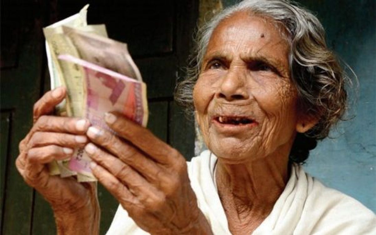 ക്ഷേമപെൻഷൻ കുടിശ്ശിക തീർക്കുന്നു: നവംബർ 20 മുതൽ 62 ലക്ഷം പേർക്കു 3600 രൂപ