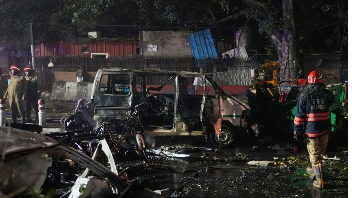 ന്യൂഡൽഹിയിൽ കാർ സ്ഫോടനം; എട്ട് പേർക്ക് ദാരുണാന്ത്യം: 24 പേർക്ക് പരിക്ക്