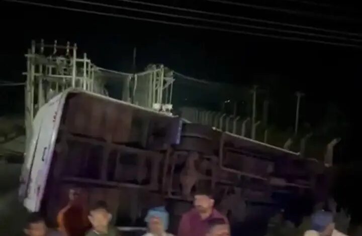 വിനോദയാത്രയ്ക്കിടെ ടൂറിസ്റ്റ് ബസ് അപകടത്തിൽപ്പെട്ടു;  വിദ്യാർത്ഥികൾക്ക്  പരിക്ക്1