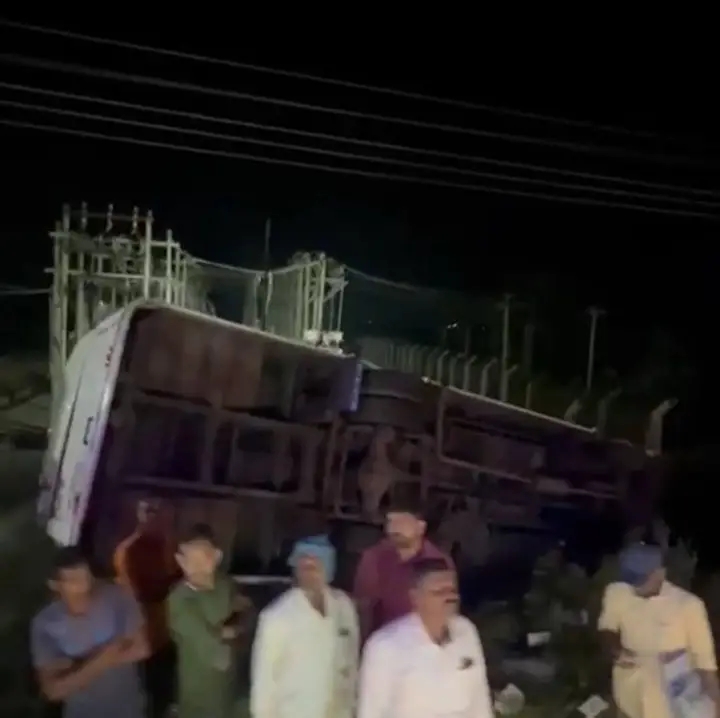 വിനോദയാത്രയ്ക്കിടെ ടൂറിസ്റ്റ് ബസ് അപകടത്തിൽപ്പെട്ടു;  വിദ്യാർത്ഥികൾക്ക്  പരിക്ക്1