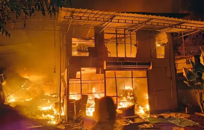 പ്ലാസ്റ്റിക് ഫ്ലവർ യൂണിറ്റിൽ വൻ തീ പിടിത്തം :യൂണിറ്റും ഗോഡൗണും കത്തിനശിച്ചു