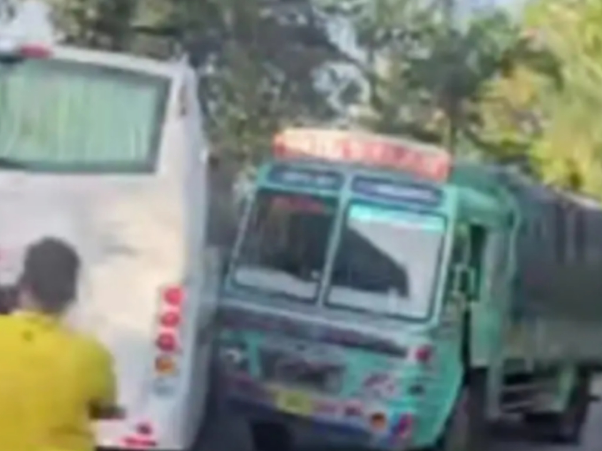 നെടുങ്കണ്ടത്ത് ടൂറിസ്റ്റ് ബസും ലോറിയും കൂട്ടിയിടിച്ച് അപകടം