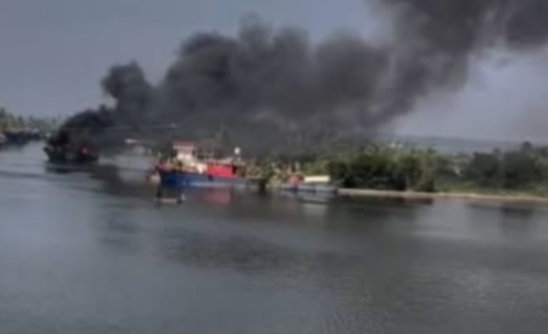 കൊല്ലത്ത് ബോട്ടുകൾക്ക് തീ പിടിച്ചു